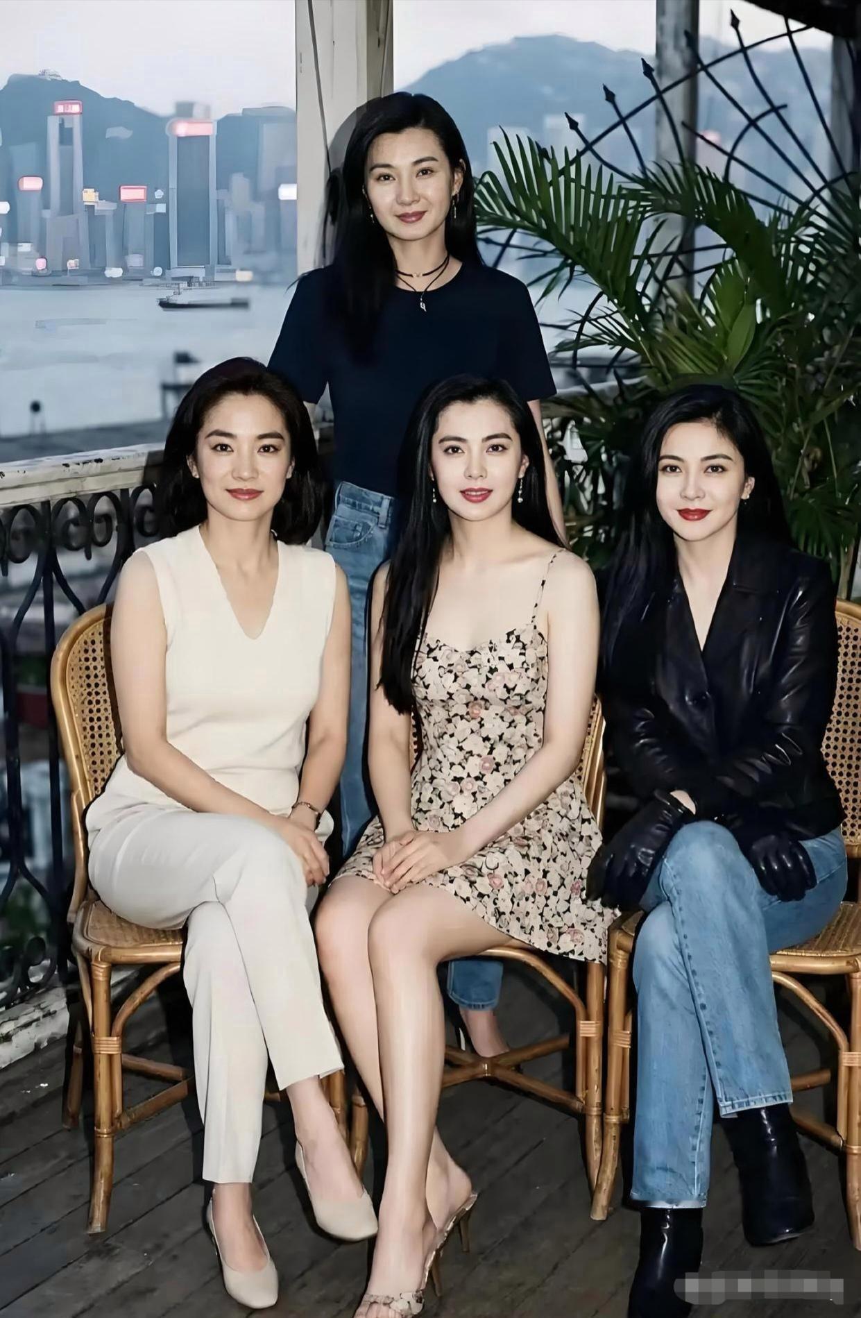 张曼玉、林青霞、王祖贤、关之琳同框合影，神仙名场面，四位女神各有风格的美至今仍被