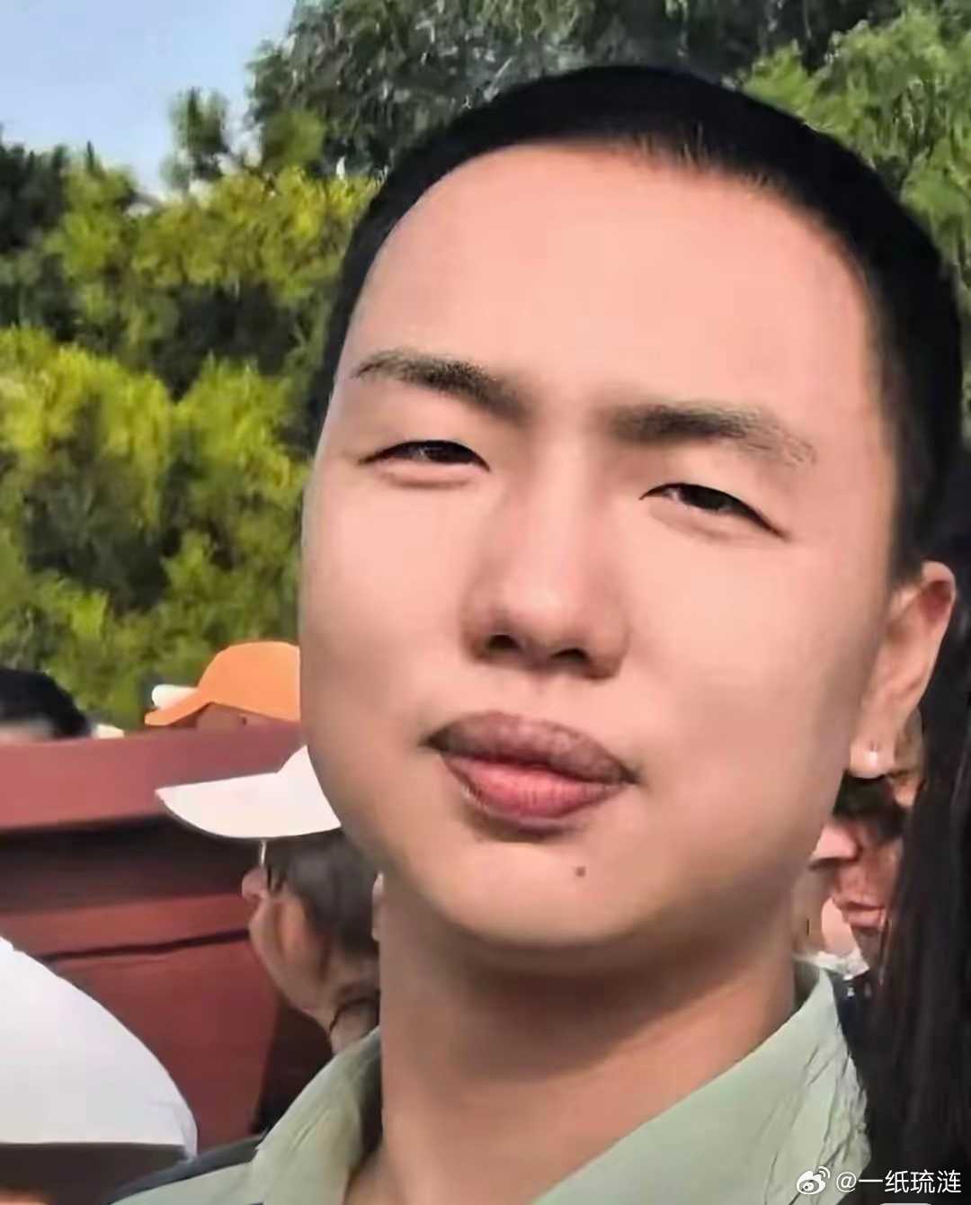 真没想到，这年头还能听到这样的事儿，听得我脸都有点红。列车员都要主动给他免费升商