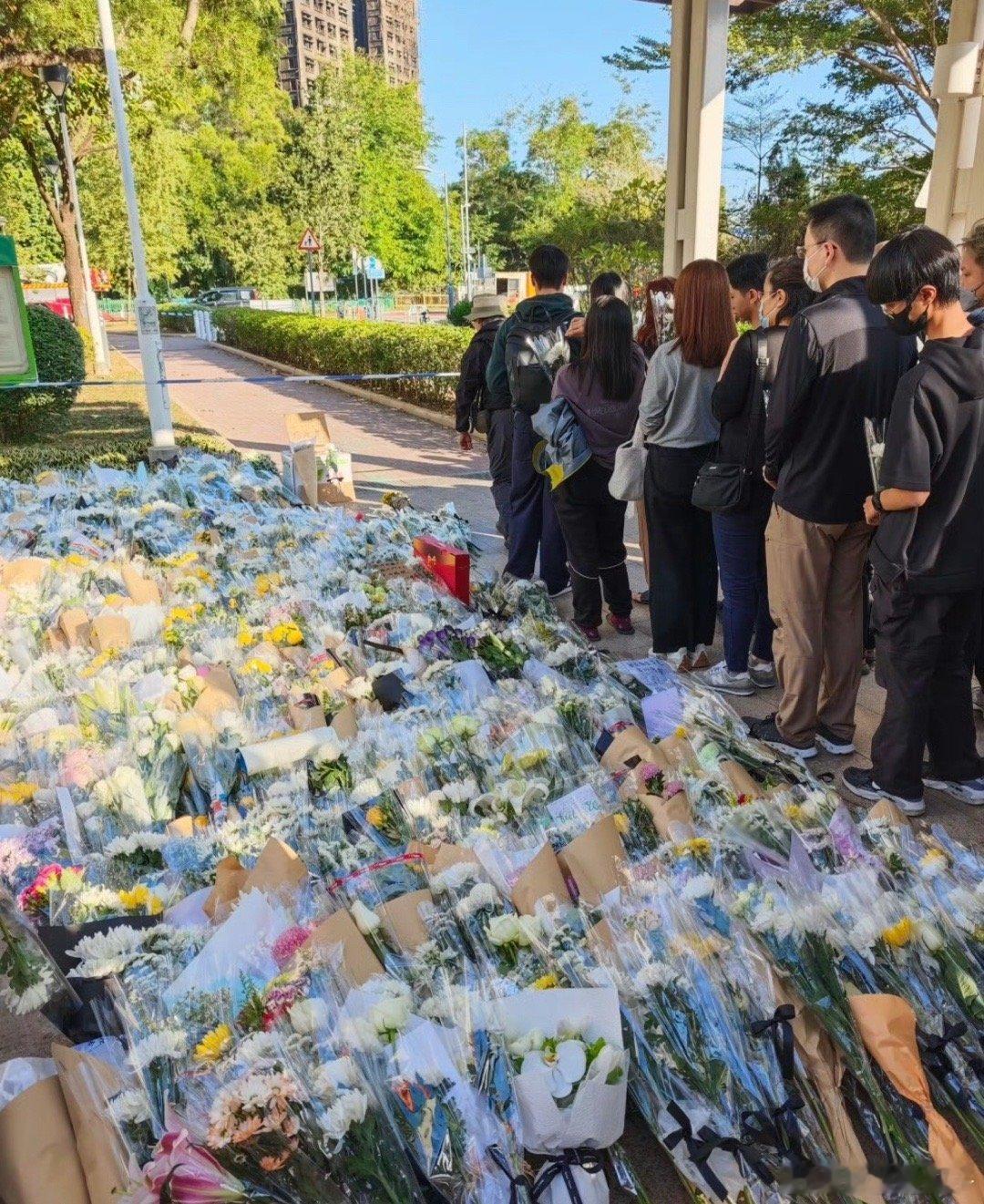 香港警方继续搜索火灾楼宇愿一切好起来