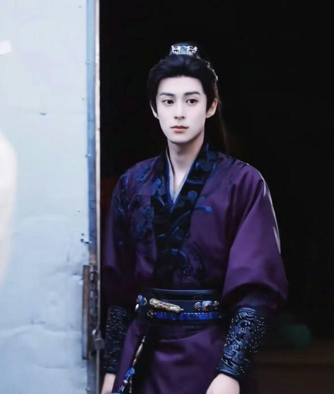 紫衣谢小侯爷杀疯了！王鹤棣这路透直接封神！深紫色绣纹长袍+墨色发冠，贵气与桀骜感