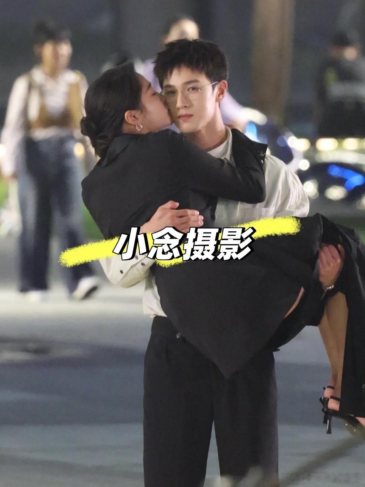 啊啊啊居然是公主抱脸颊吻！关晓彤李昀锐公主抱脸颊吻关晓彤李昀锐公主抱亲脸颊 ​​