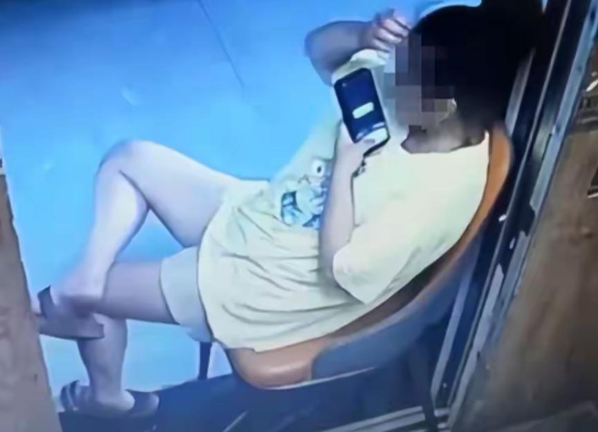 女子为了独享电梯里的空调冷气，竟把整部电梯“定格”在自家楼层，像给电梯上了私锁。