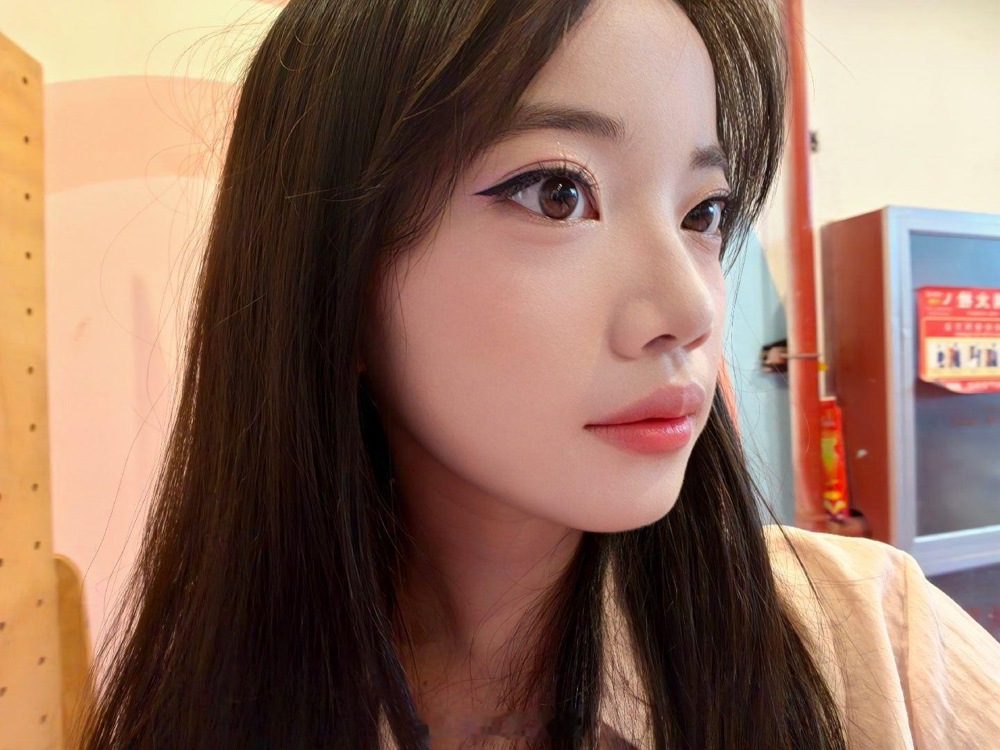 新学的妆容，大家觉得怎么样？ 
