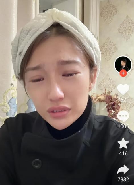 “固原二狗”的妻子昨天已哭成泪人了，丈夫和朋友在乌兰布和沙漠车辆侧翻，这事同时也