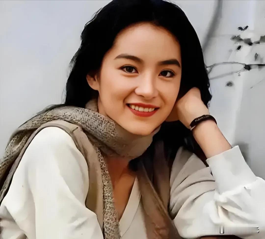 听到一个说法，真正的美女都是笑起来嘴角有个“括号”，也被称作“括号嘴”。

我首
