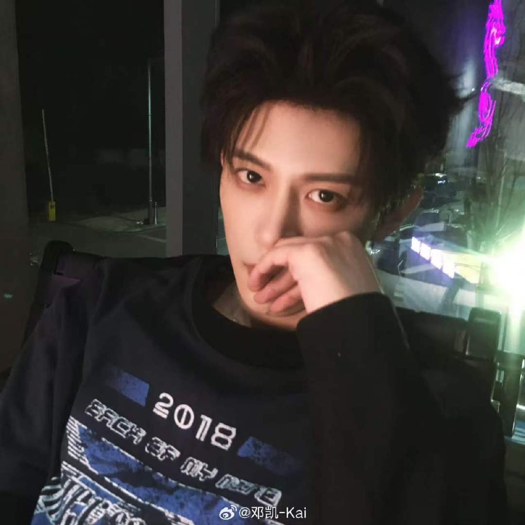 邓凯自拍邓凯自拍氛围感暗调滤镜衬得轮廓愈发立体，邓凯的自拍把氛围感拉满。指尖轻抵