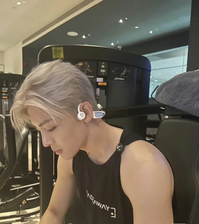 健身房偶遇侯明昊侯明昊你怎么这么自律！今晚要录歌手，下午还在健身房！侯明昊录歌手