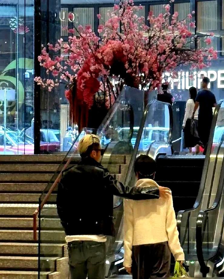 金发墨镜插兜走，购物袋却让74岁老妈自己拎？谢霆锋这波“酷孝”看懵全网。
 
2