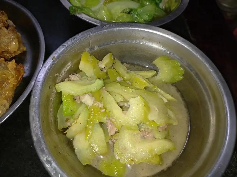 上海老两口国庆宅家的一天，简单又惬意
10月1日，我买好菜后由我爱人负责烧菜，有