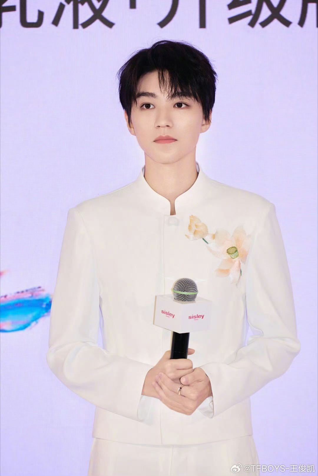 王俊凯说打戏自己上是应该的王俊凯说演员敬业是应该的  徐洁儿：拍《重生之门》有一