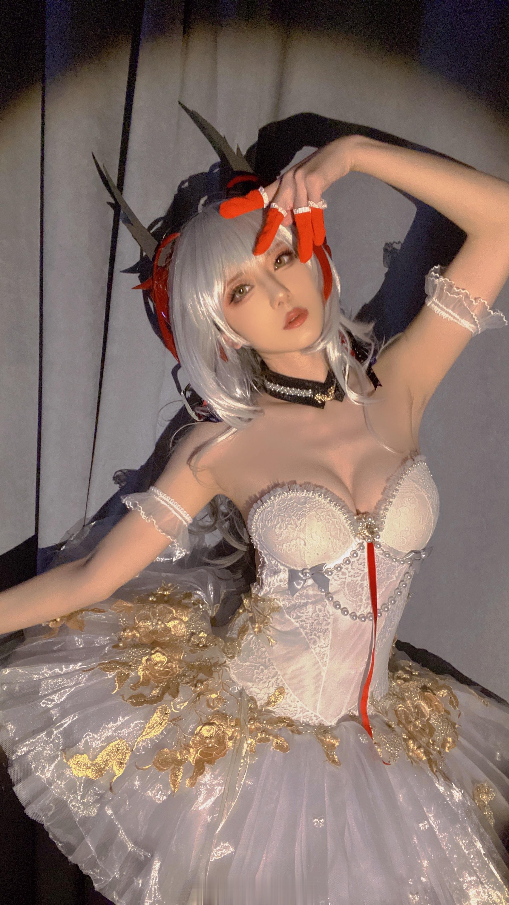 #明日方舟[超话]##w# W——小日子芭蕾袜子不对致歉，拍之前发现袜子是半截的