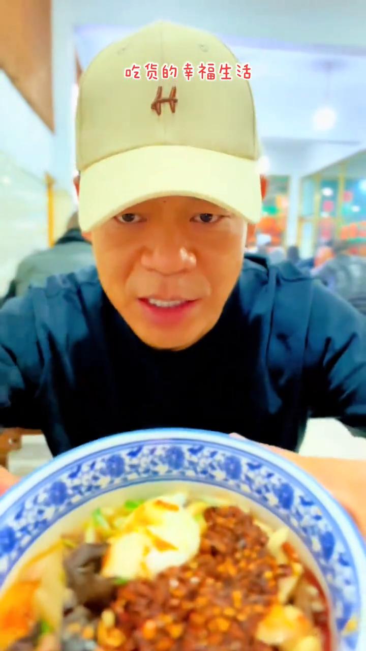 吃货的幸福生活。
人生第一次吃这个没吃过，老板给我强力推荐萝卜泡馍，要试一试。陕
