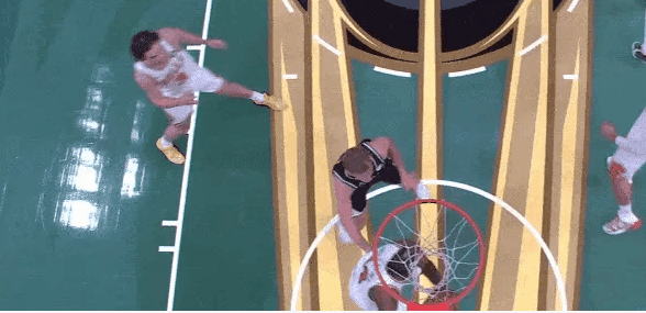 逐帧拆解：场均8.9助创生涯新高，解析吉迪传球魔法P1吉迪持球推动转换进攻，吸引