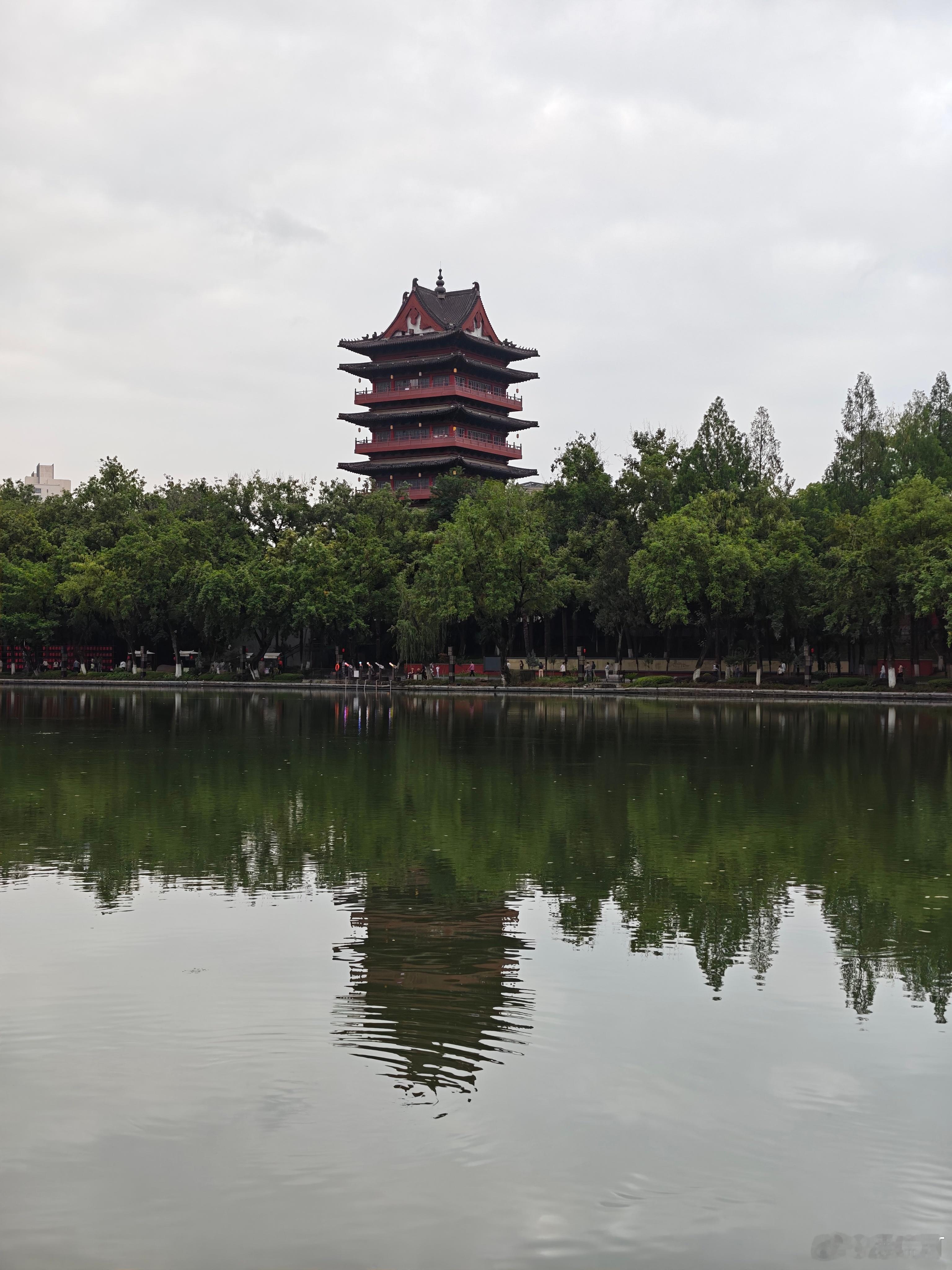 两地烟波隔，一天风月同。 