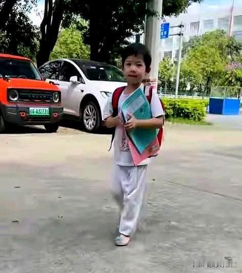 小天赐一家三口从山东枣庄搬到了广西南宁，天赐的爸爸说不是为了女儿上学，而是为了躲