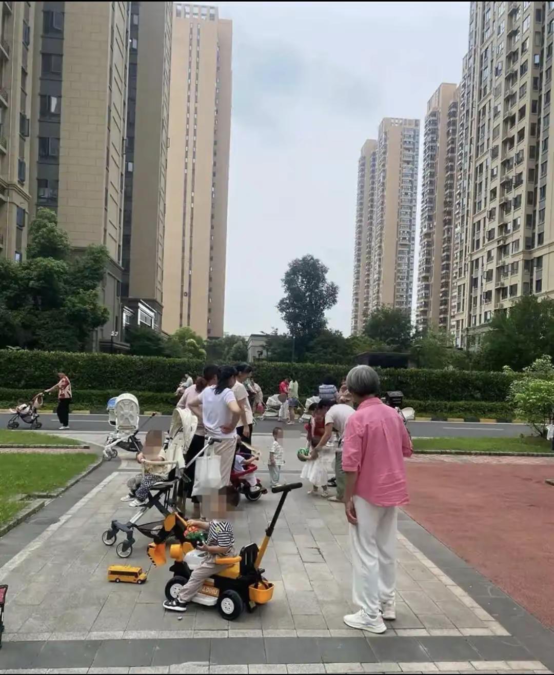 现在的父母，都是新时代游牧民族，看完瞬间破防周末走在小区院里的我，随处可见都是操