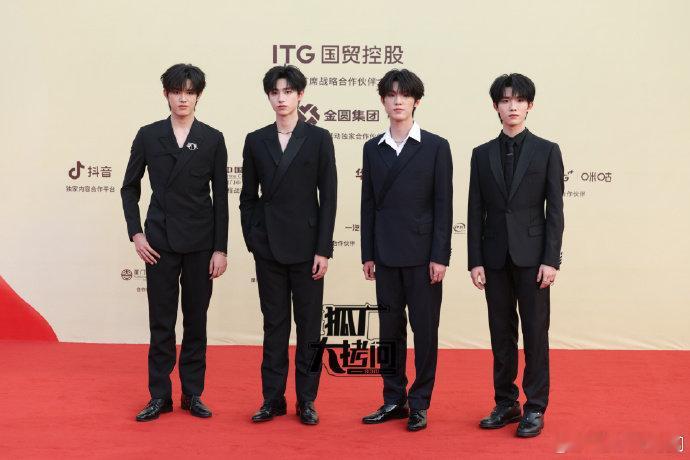 登陆少年深V西装造型 登陆少年深V西装造型，全员西装look，好帅呀，张力拉满 