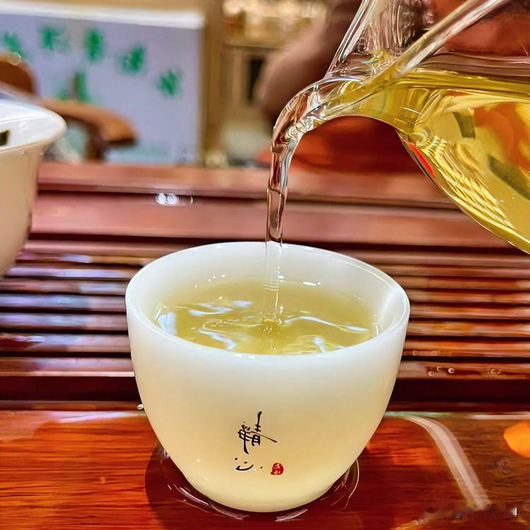 《待茶初成·五古体》
炭火燃炉红，沸水碧瓯涌。
新芽怯浪浮，烟光映虚空。
世人逐