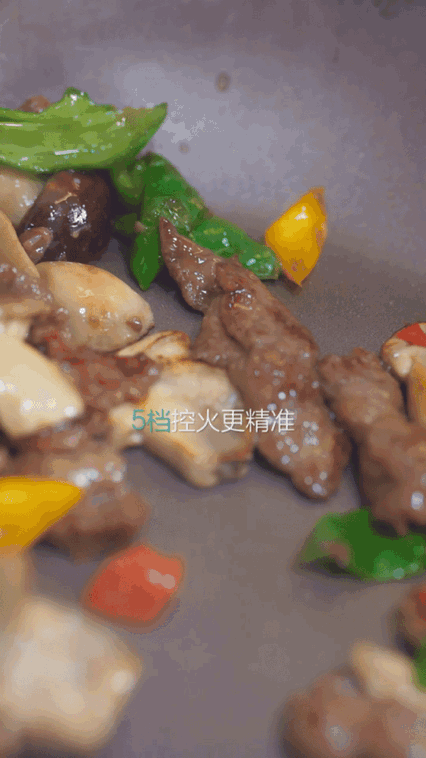 内娱男顶流张凌赫下厨做饭啦？哇咔咔看起来美味时尚的同时又科技感拉满！哈哈张凌赫亲