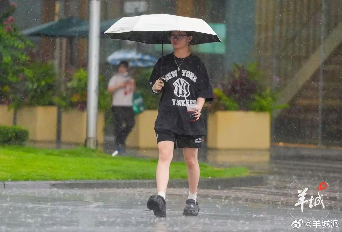 广州8小时倒水近200毫米，这雨下得跟天漏了似的！看着朋友圈里泡在水里的汽车、堵