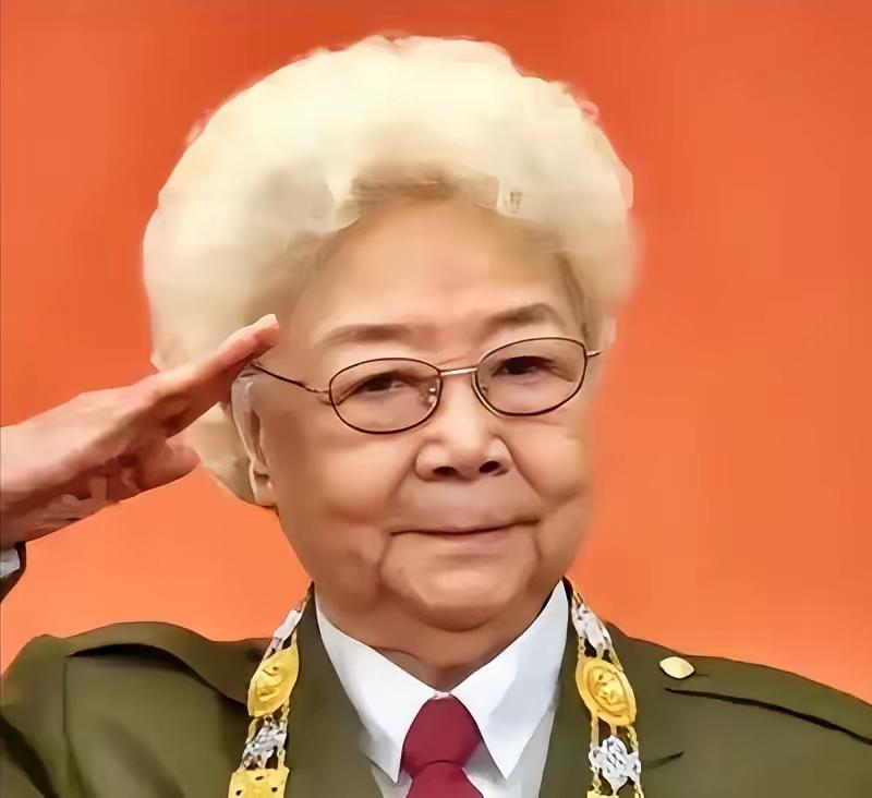 身为正军级离休干部、享有三万多元月薪的人民艺术家田华，生活简朴，每月仅拿出一千元