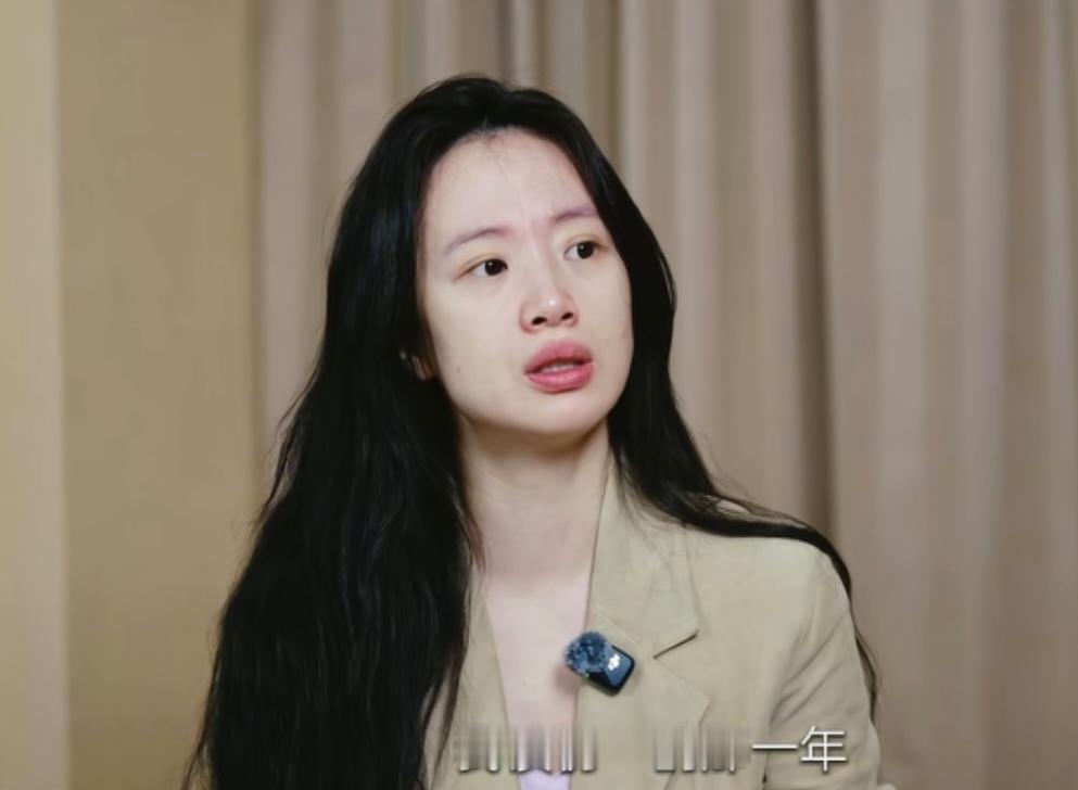 李梦自爆曾经因嘴唇厚被霸凌，说:“我读初一的那一年，然后我刚转去那个学校读书，然