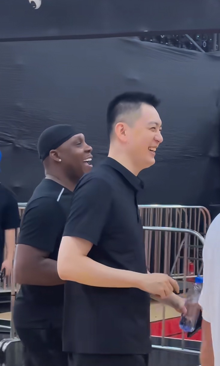 杨导昨天说的今天去见一位老朋友正是老哈哈德森后天晚上哈德森将和威姆斯进行一场比赛
