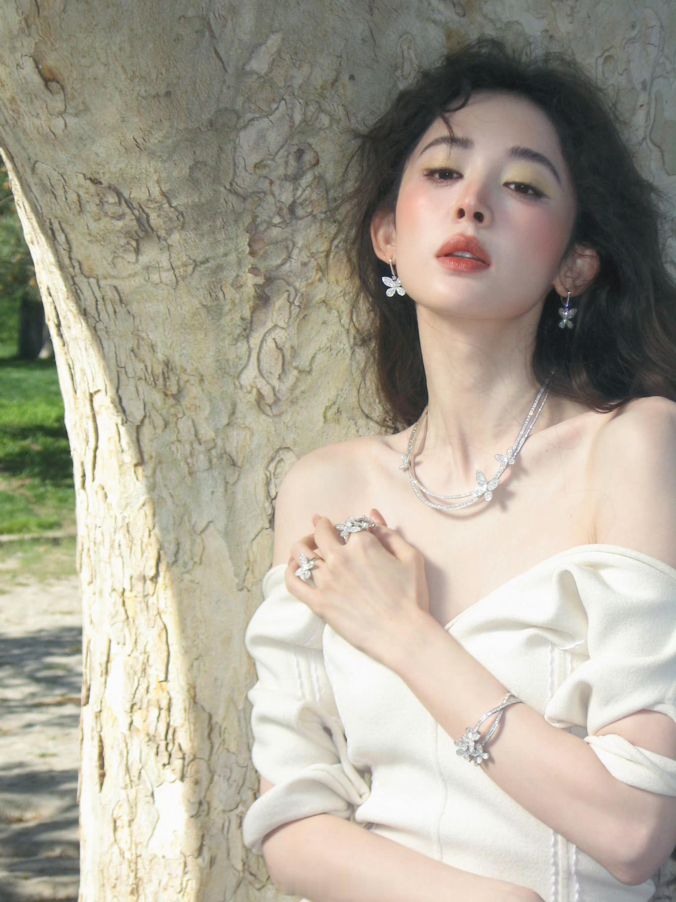 娜扎就是颜值界一把刀！伟大的ccd照每次都大出圈～ 