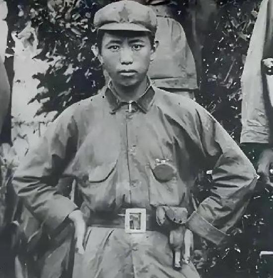 1962年刘亚楼摆弄一把美式伞刀，手指被弹簧划了道口子。就这一下疼，催生了中国飞