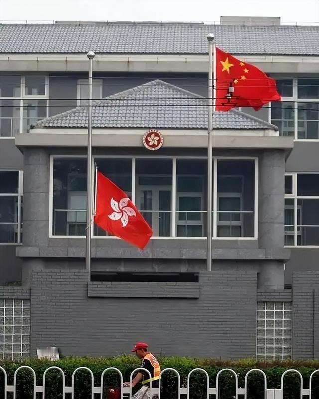 搞不明白，香港既不向中央纳税，又没有中央财政拨款，还不发地方债，钱到底从而哪里来