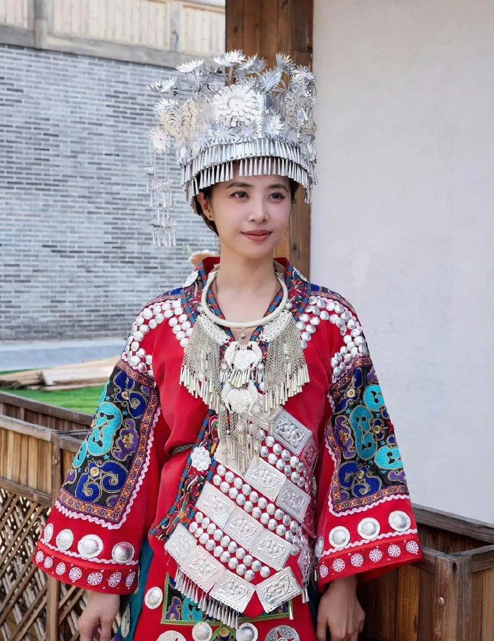 阿里山的姑娘蔡依林，也爱上了最炫民族风。一帮七大姑八大姨帮她化妆打扮，知道的是她