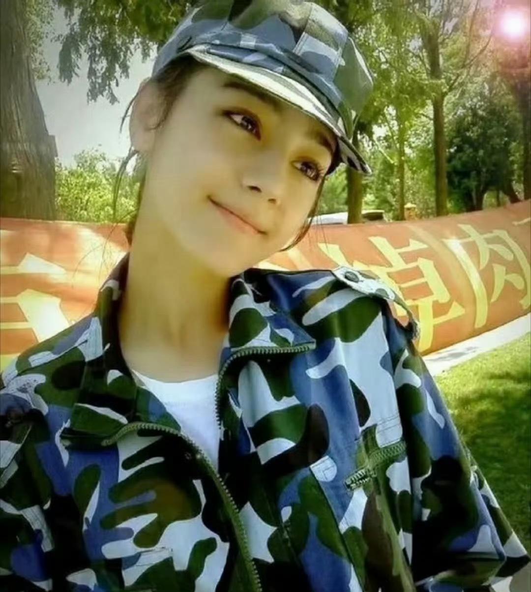 迪丽热巴在学校里，还真看不出她来自新疆。