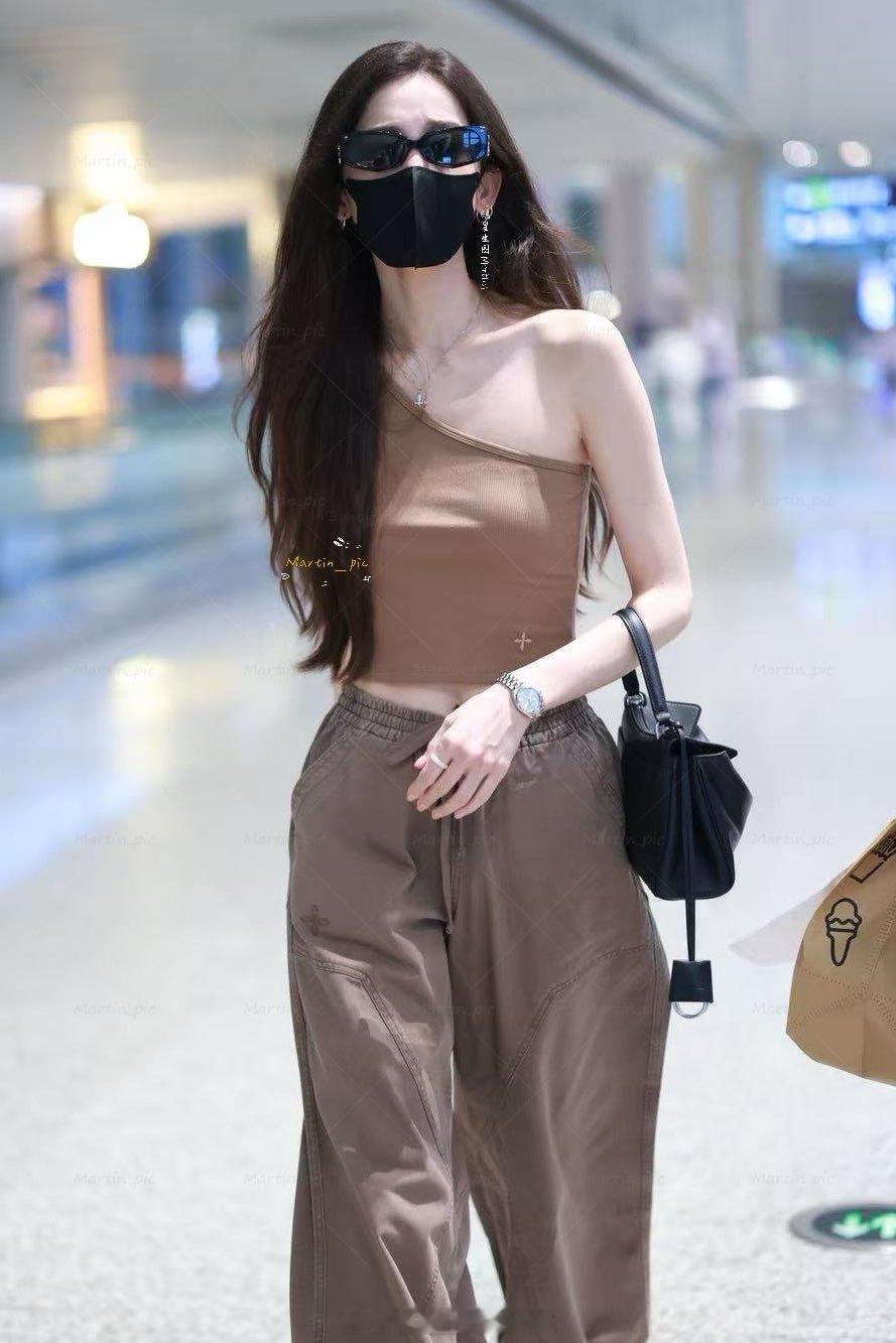 娜扎  娜扎 260624SHA出发生图掉落姐姐穿搭太美啦娜扎
