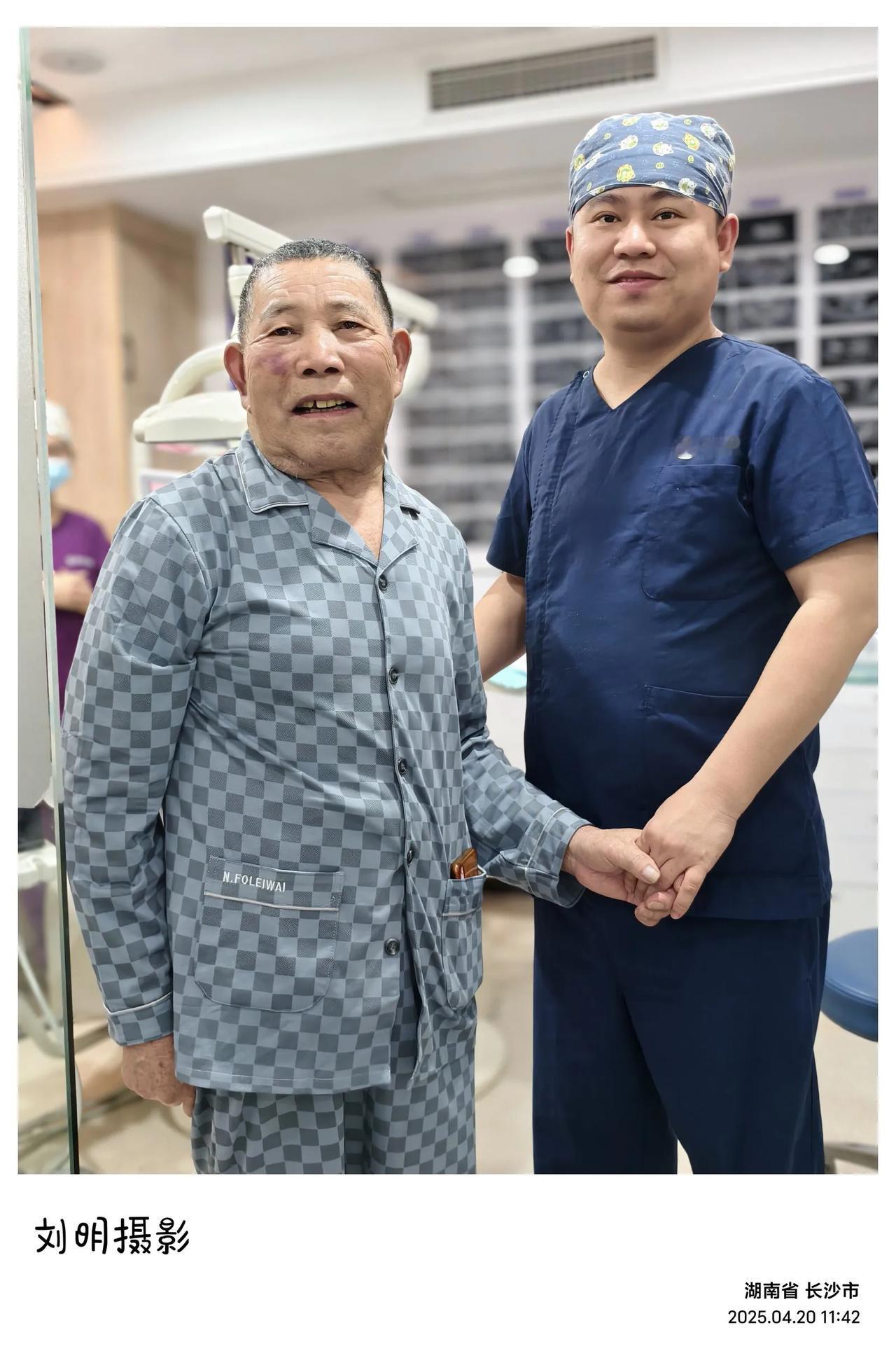 今天陪父亲从长沙回到了湘西山寨。日子过得真快，回想起在长沙度过的这27天，还真像