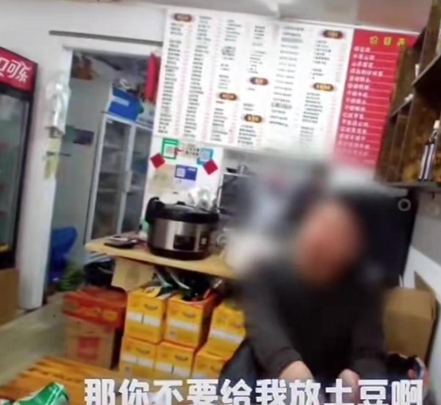 太奇葩了！上海，一男子去饭店吃饭，点了一盘大盘鸡，可菜做好端上来，男子就不干了，