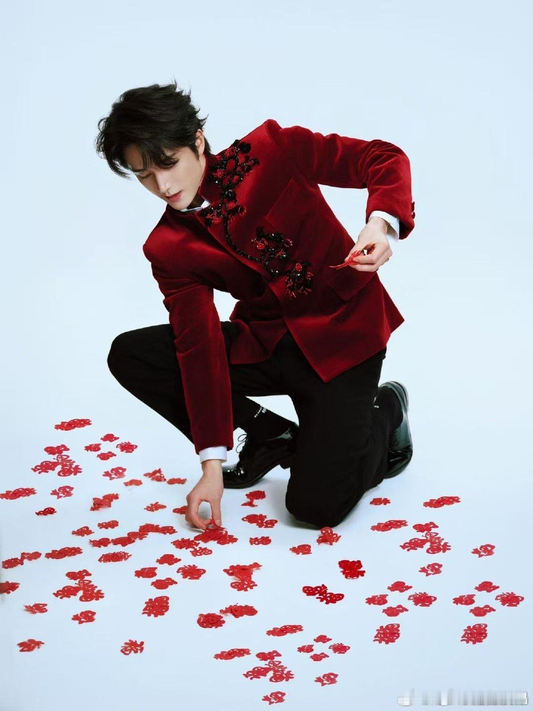 原来春晚没玩上魔术的是张新成 救命，他乖乖伸手的样子也太乖了吧，没选上真的好委屈