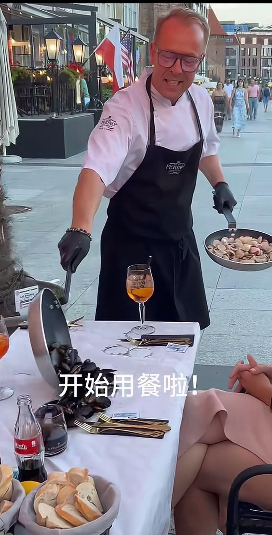 意大利街头美食海鲜拼盘，
只见老板很优雅的拿着两个平底锅上菜了，没有餐具，直接倒