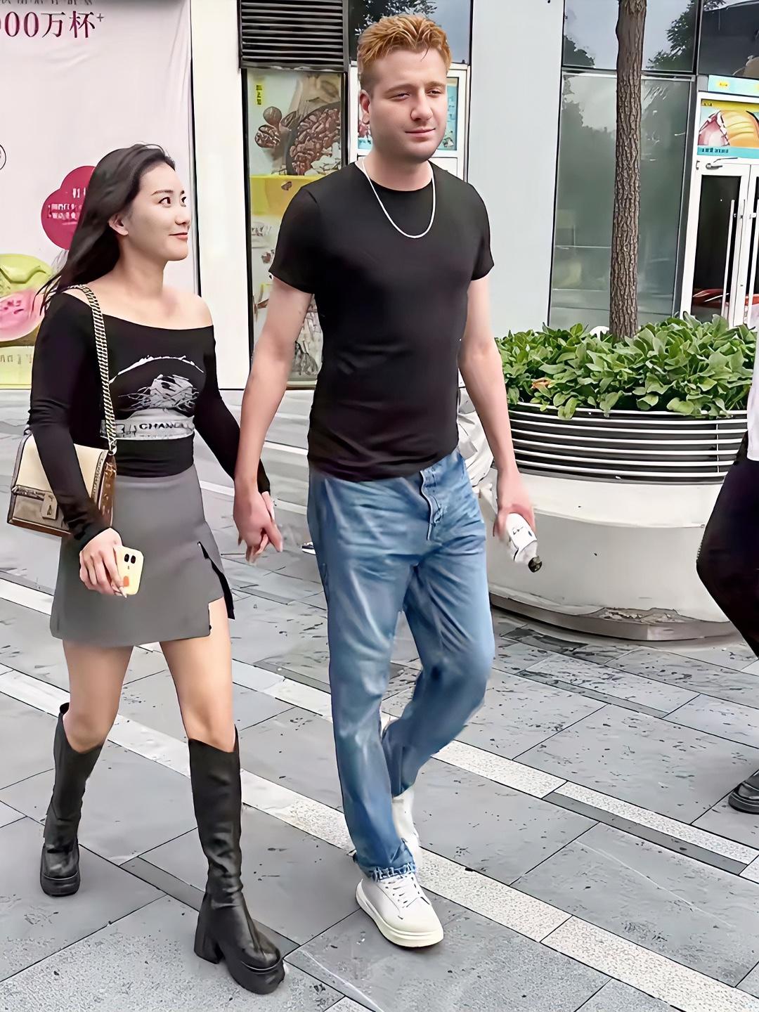 在路边或者商圈附近见过几次这种组合，都是女方洋洋得意的表情。
崇洋媚外思想，是几