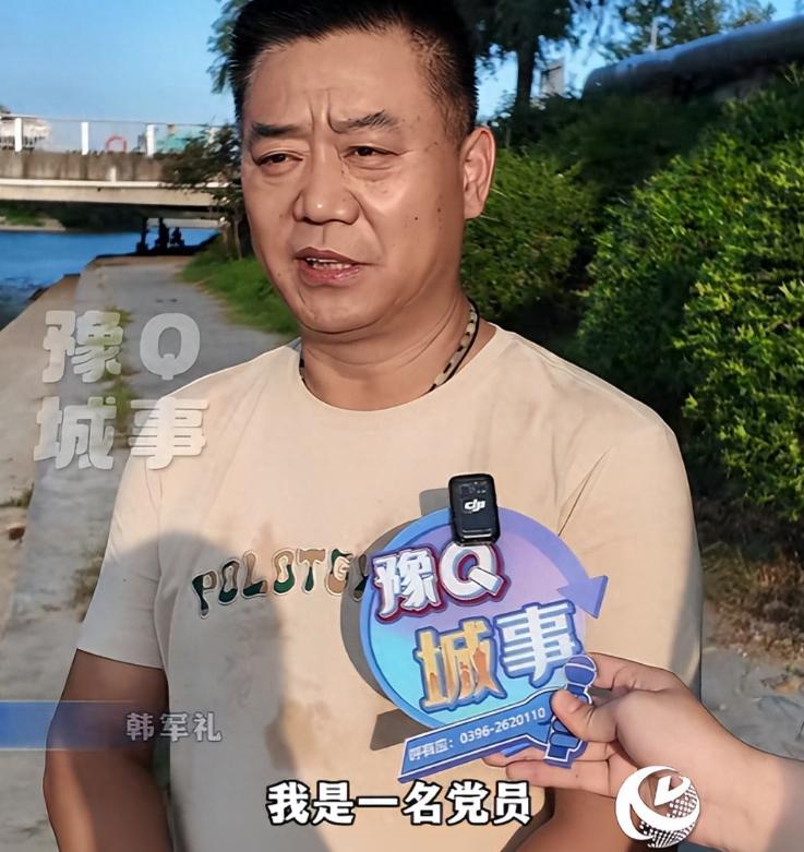“我是党员，救人是应该的！”近日，河南练江河边突发险情，一辆老年代步车猛地栽进河