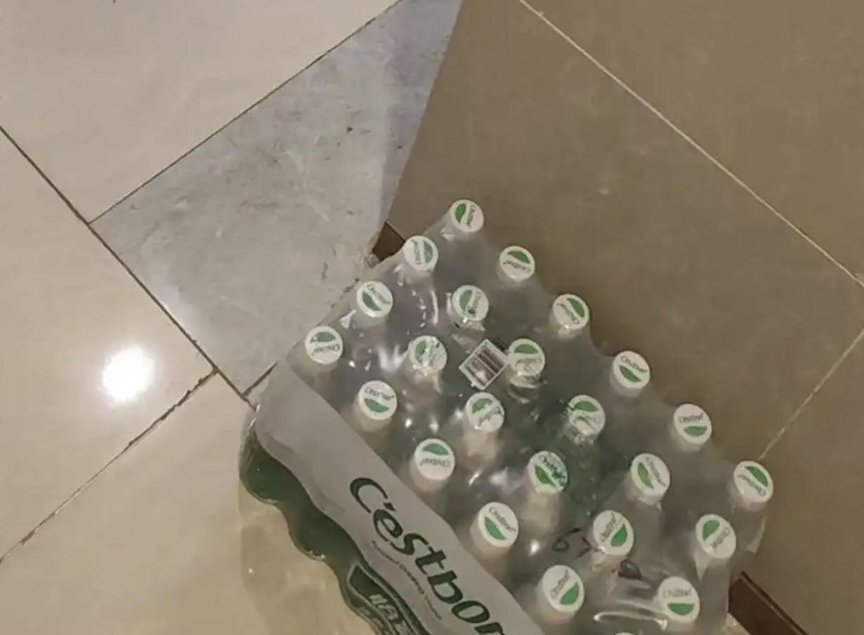 不到6岁的孩子拿走邻居家豆腐并摔毁，他的行为固然存在很大问题，也应该被教育，但公