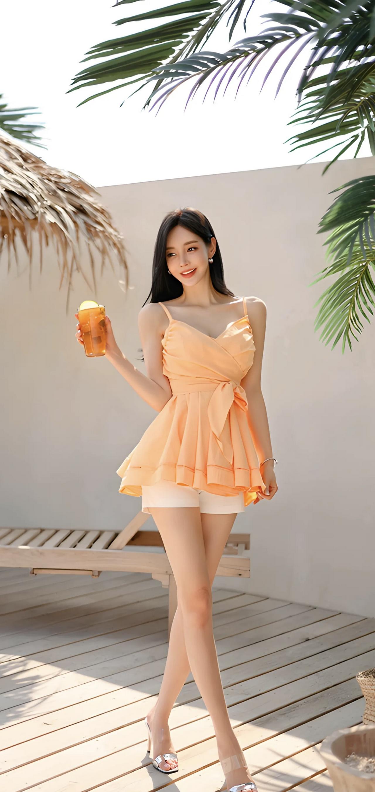 穿着漂亮裙子，在阳光下的度假场景。