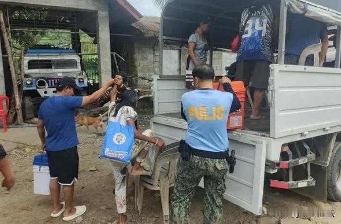 周日，随着超强台风凤凰席卷比科尔地区，菲律宾国防部长小吉尔贝托·特奥多罗敦促公众