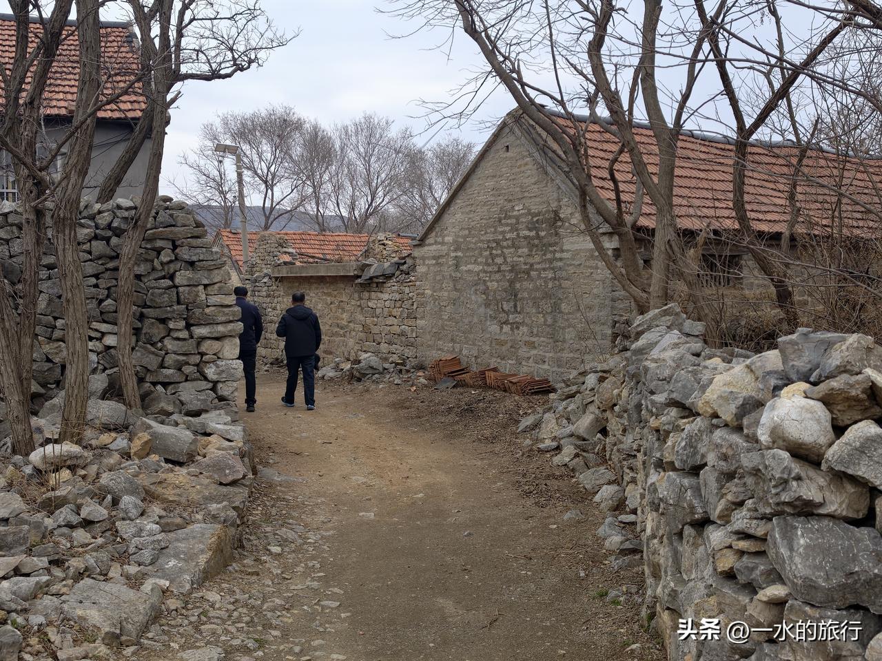 安丘天路上的纯石头部落，
原生态石头村-石门村，值得打卡。

古村落石门，位于辉