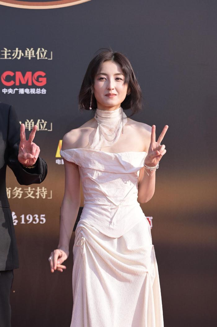张子枫红毯封神！白色挂脖礼服化身“古希腊神女”，这锁骨线条绝了

昨晚的CMG中