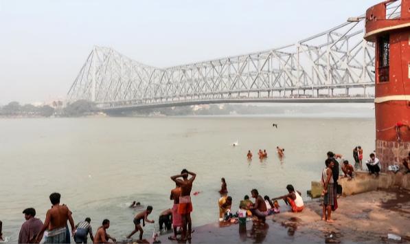 恒河为什么没有航运能力？很简单，被英国给坑了，印度花大价钱清空淤泥，到头来却发现