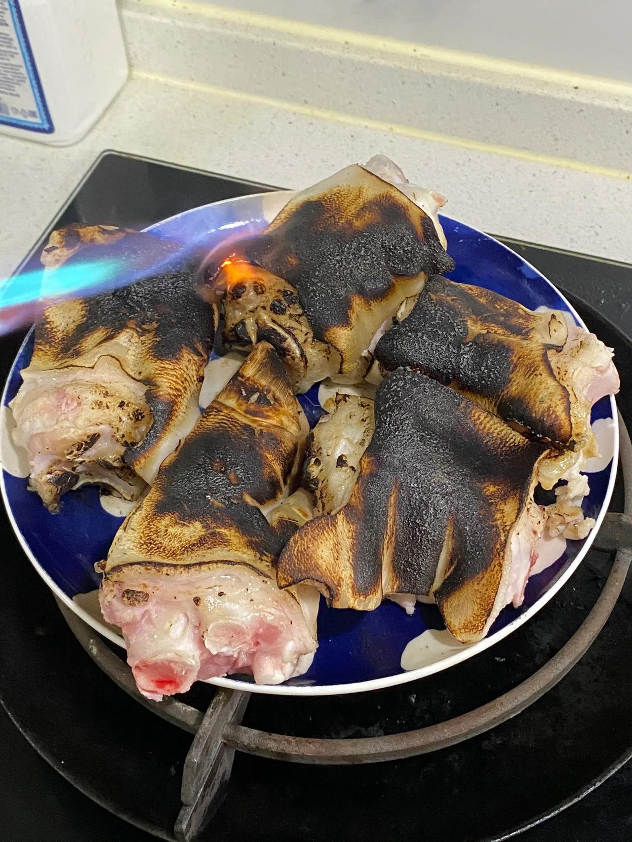 每次婆婆从菜市场购买回来的猪肉，她都会在家里用液化气炉的火烧一下猪皮。

我认为