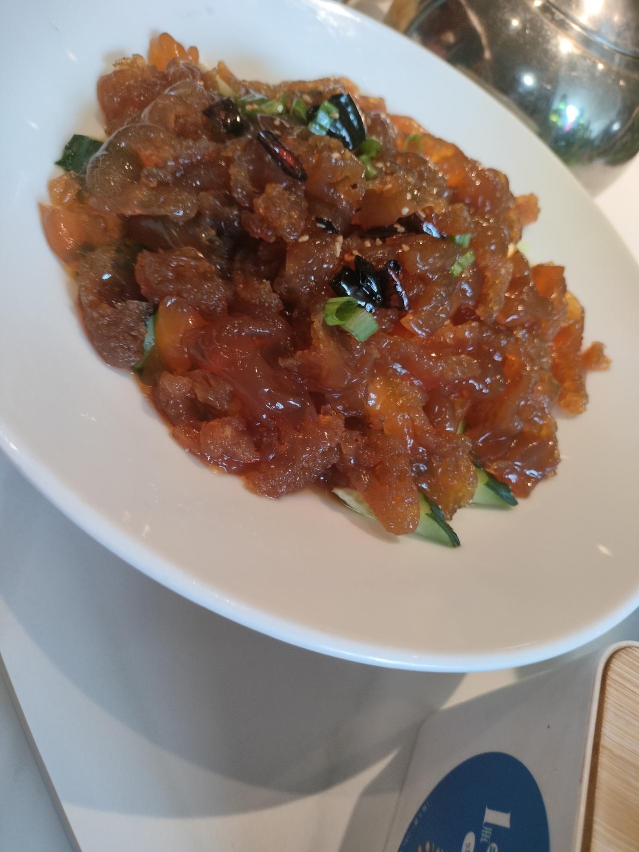 夏天喜欢吃凉菜，尤其是这盘凉拌海蜇，非常爽口，也带来满满的回忆。