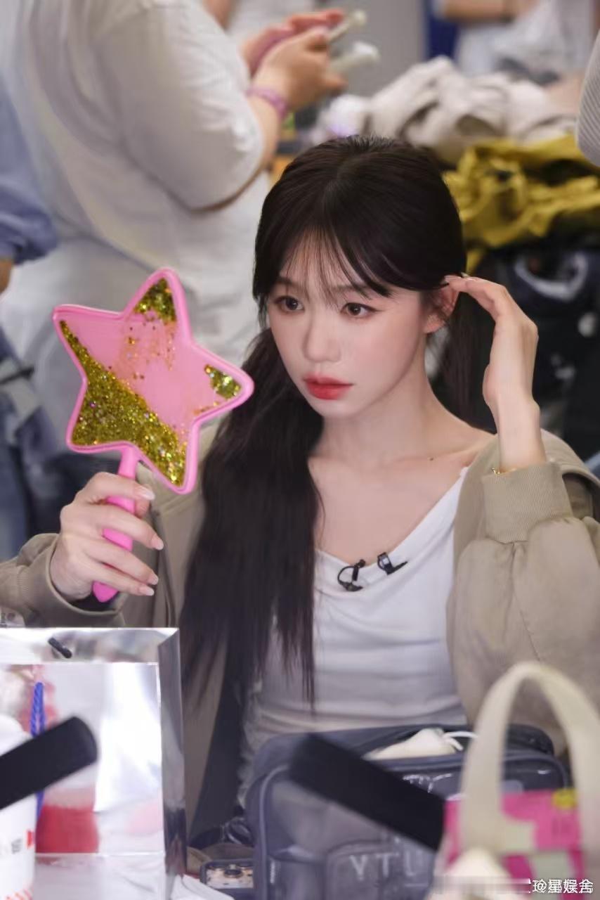 徐梦洁把李心洁抓来饭撒徐梦洁抓李心洁饭撒 这一段互动真的又甜又好笑，徐梦洁像个小