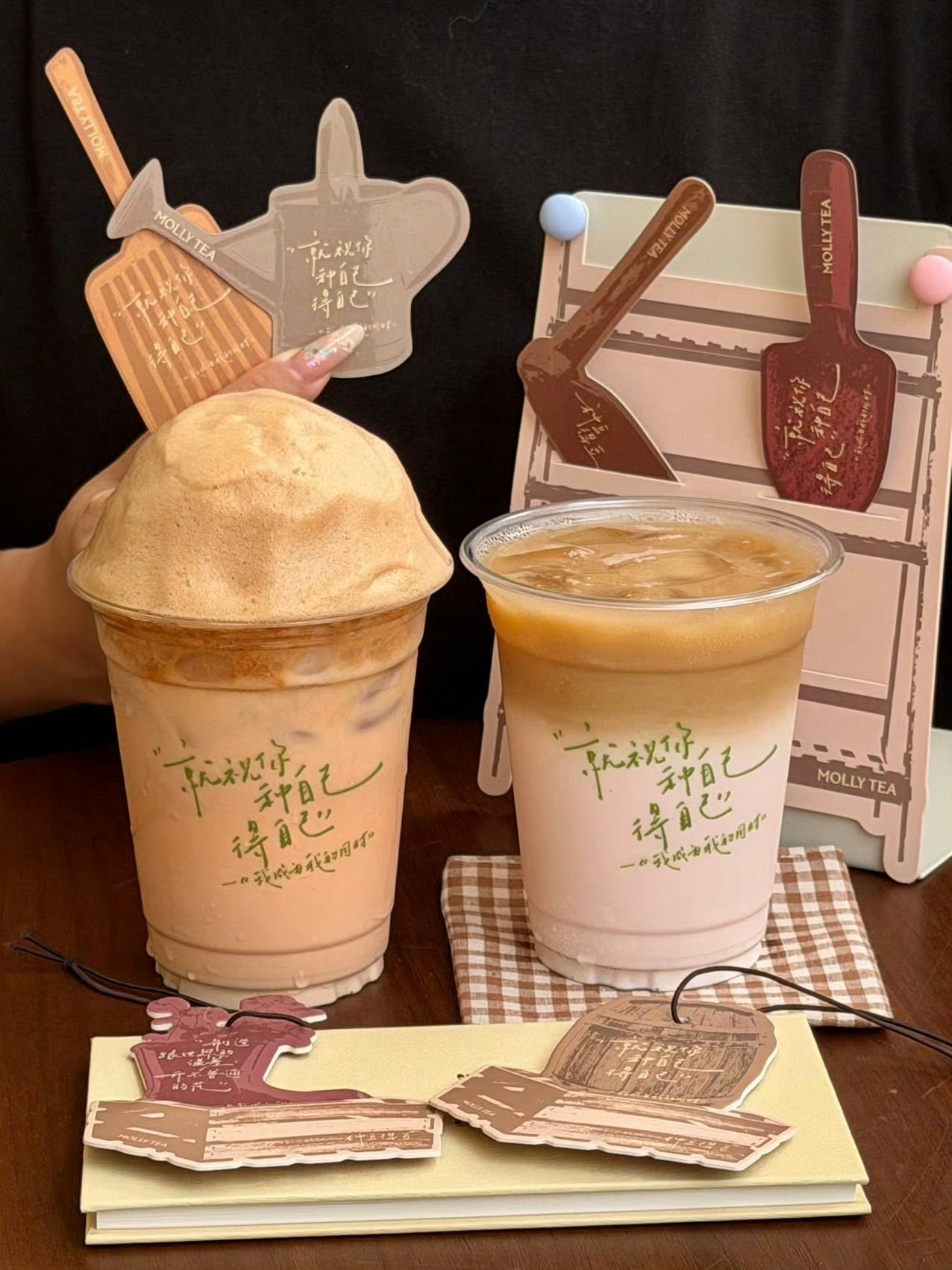 茉莉奶白的新品大家喝过了吗 抽两位朋友先帮我去试试好不好喝吧！！！！！歌词杯实在