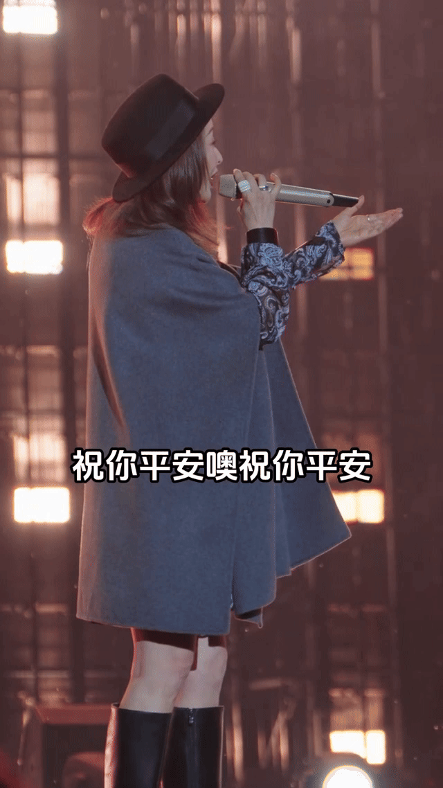 当熟悉的前奏响起，台下观众不约而同跟唱，孙悦的歌声依旧温暖治愈，像一条流淌的小溪